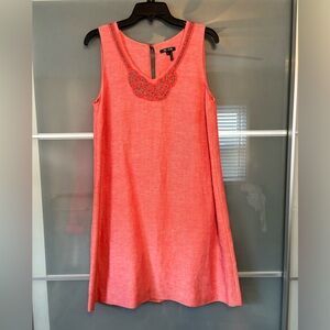 Linen dress. Button closure.